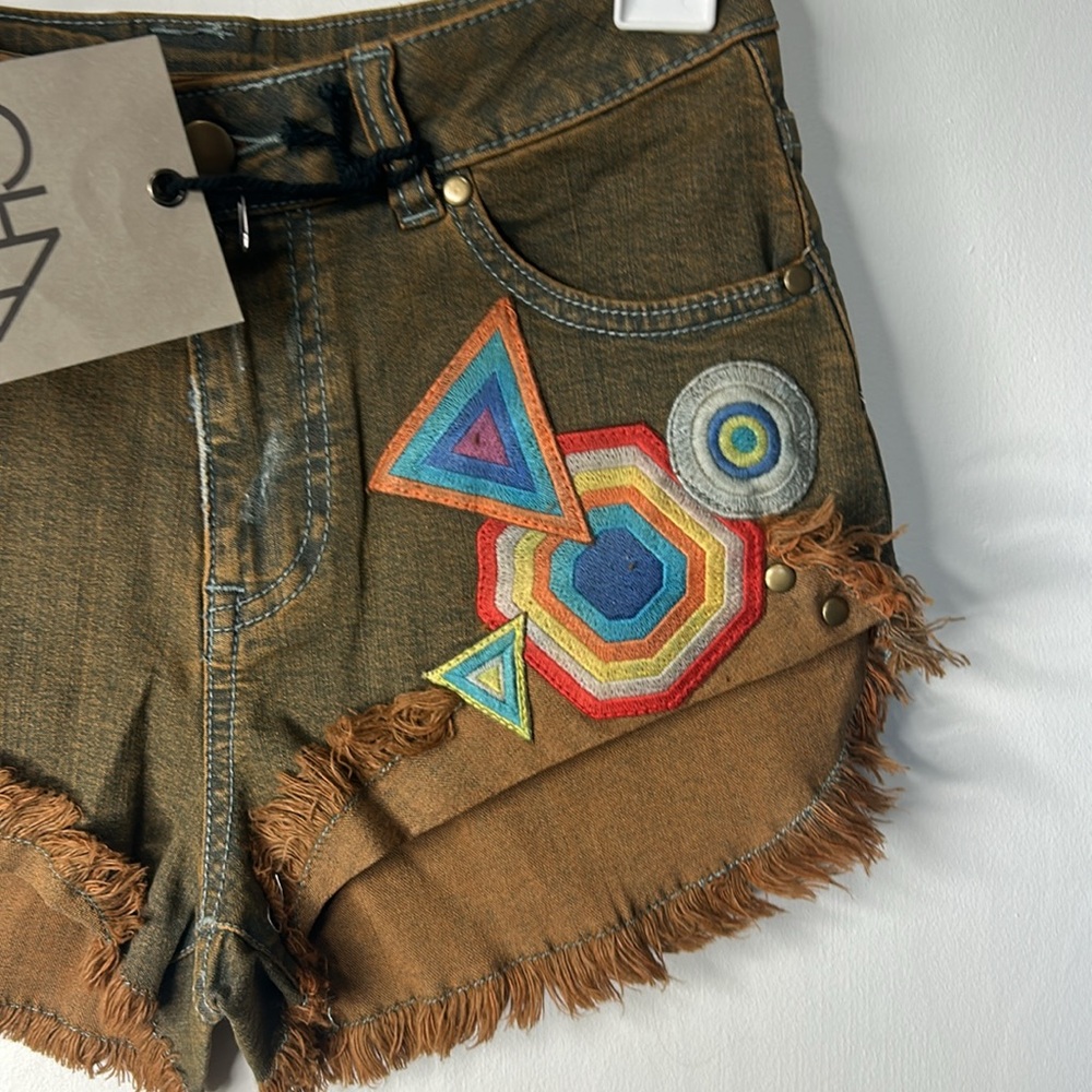 Chaser Distressed Denim Jean Shorts Patch Patched Desert Wash NWT Size 24 - Picture 3 of 5